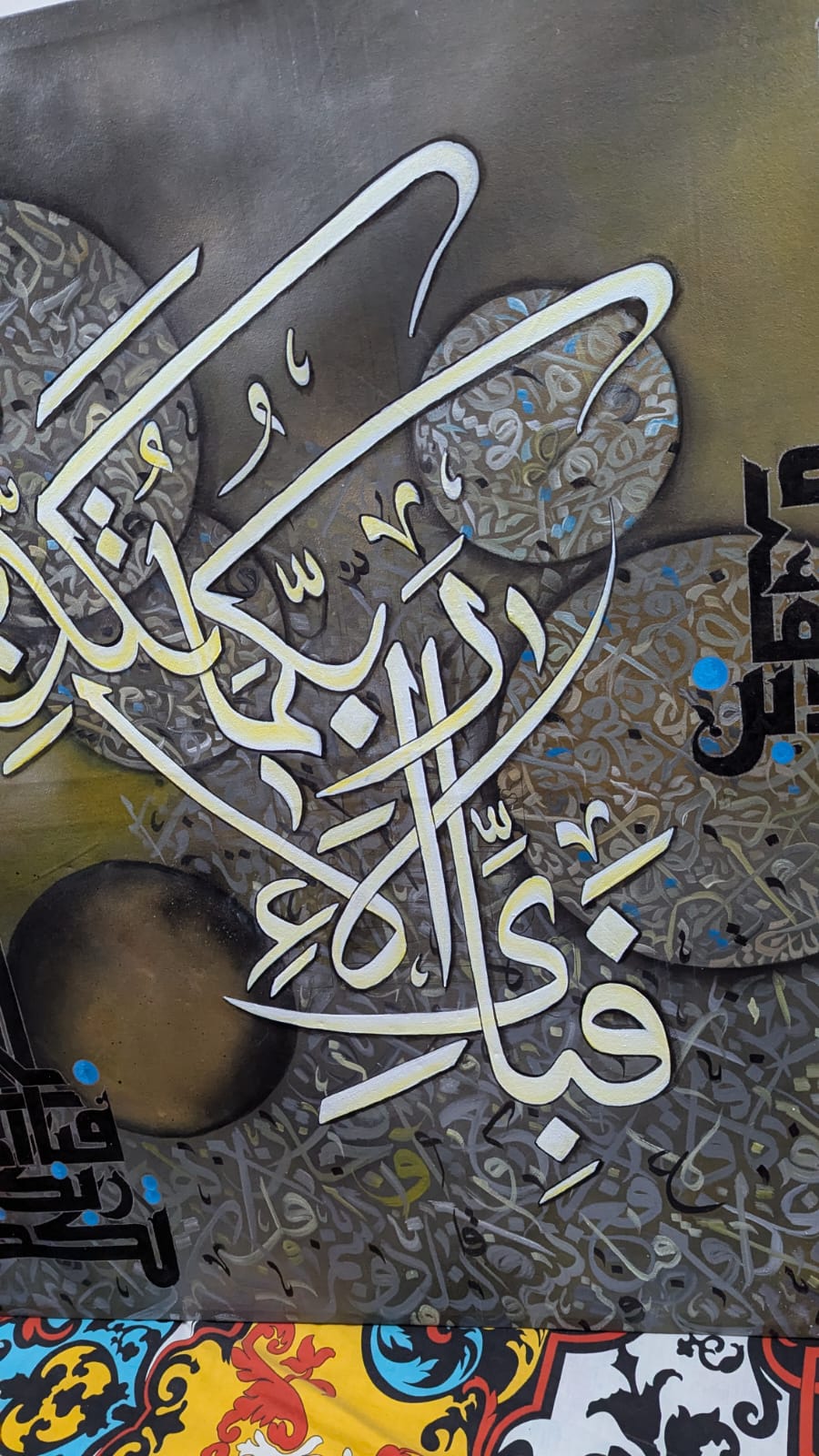 Fabi ayyi aala (Ochre, grey, gold) - Close-up View of Original Artwork